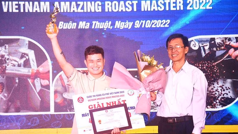 Chủ tịch Hiệp hội Cà-phê Buôn Ma Thuột Trịnh Đức Minh trao giải Nhất cuộc thi rang cà-phê Việt Nam năm 2022 kèm tiền thưởng 30 triệu đồng cho thí sinh Tạ Tuấn Anh đến từ thành phố Hồ Chí Minh. Ảnh nguồn Báo Nhân Dân