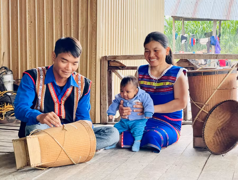 Vợ chồng anh Đinh Văn Gới là gia đình trẻ tiêu biểu của làng Tnang, xã Yang Trung, huyện Kông Chro. Ảnh: Mai Ka