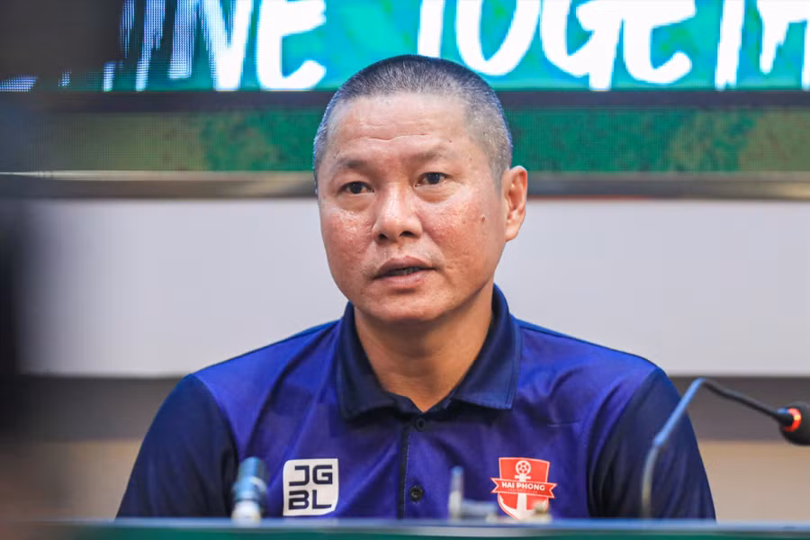 Huấn luyện viên Chu Đình Nghiêm trong buổi họp báo sau trận Hải Phòng - Hà Nội. Ảnh: Minh Dân
