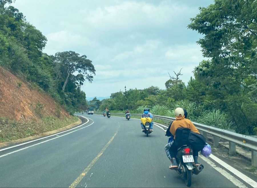 Hàng trăm người vượt đèo Vi Ô Lăk tiến về Kon Tum để hái cà phê thuê. Ảnh: B.C