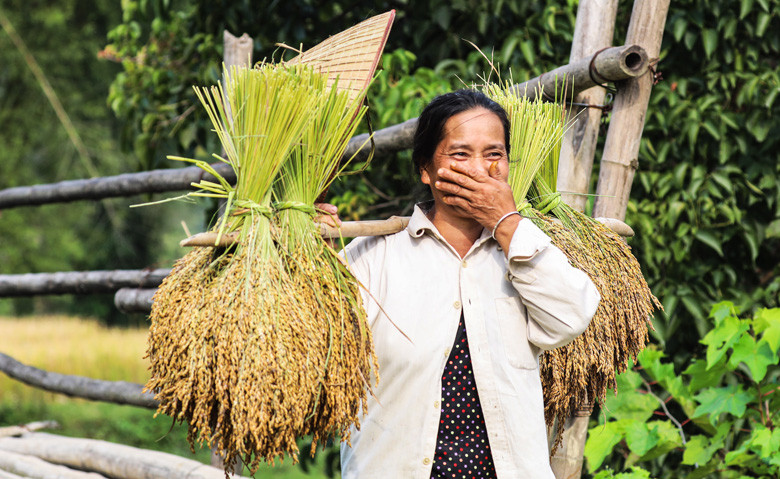 Nụ cười e thẹn của người dân tộc bản địa khi gặp khách lạ Nụ cười e thẹn của người dân tộc bản địa khi gặp khách lạ
