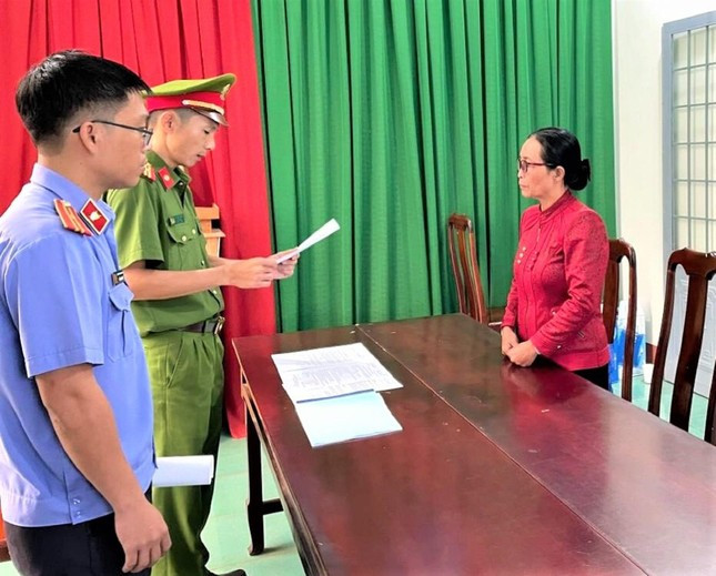 Cơ quan Cảnh sát Điều tra Công an huyện Ea H'leo đọc quyết định tạm giam bà Đoàn Thị Lam. Ảnh TPO