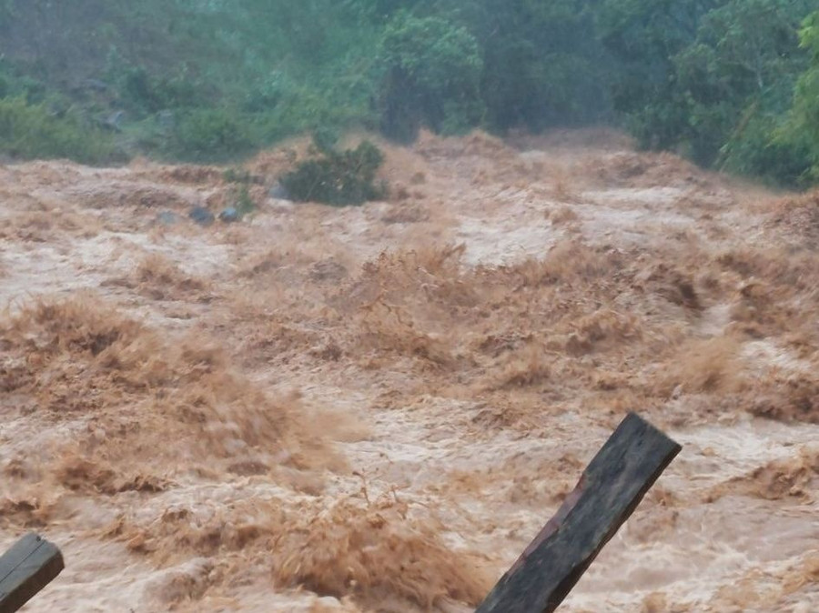 Mưa lớn khiến lũ trên nhiều sông, suối ở miền Trung dâng cao gây ra ngập lụt diện rộng. Ảnh: Đức Nhật Mưa lớn khiến lũ trên nhiều sông, suối ở miền Trung dâng cao gây ra ngập lụt diện rộng. Ảnh: Đức Nhật