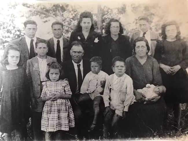 Gia đình ông bà Modesto và Martina cùng các con thời trẻ