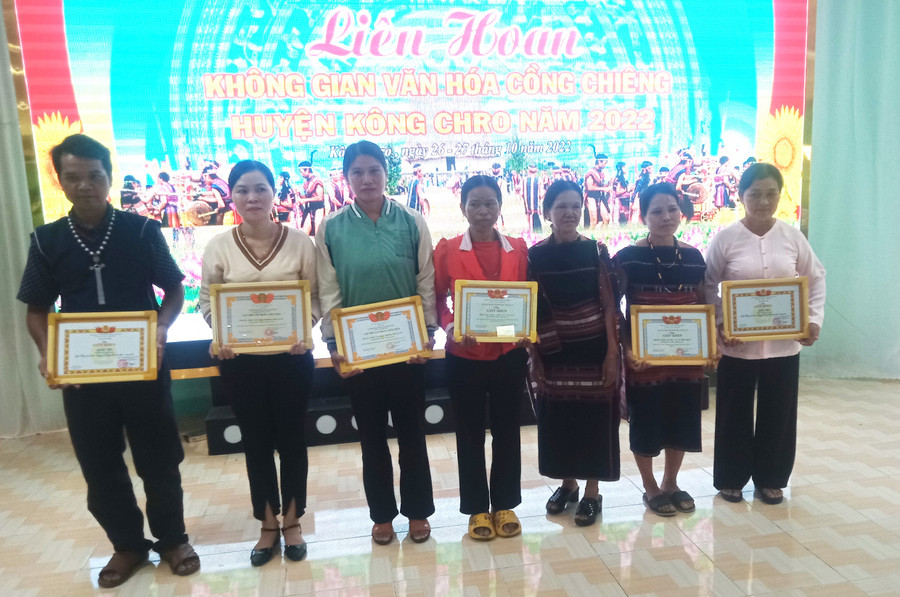 Ban tổ chức tặng giấy khen cho các cá nhân và các đoàn đạt thành tích cao tại liên hoan. Ảnh: Ngọc Minh