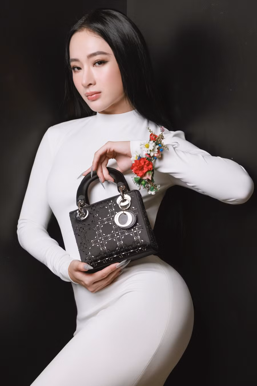 Một tuần cô tập gym đều đặn, tập cardio đến 6 ngày. Nhờ thế, người đẹp luôn giữ được sức khỏe tốt cùng vóc dáng lý tưởng với 3 vòng săn chắc. Angela Phương Trinh tiết lộ hiện chỉ số hình thể của cô là 84-62-99 cm. Ảnh: Khoa Nguyễn