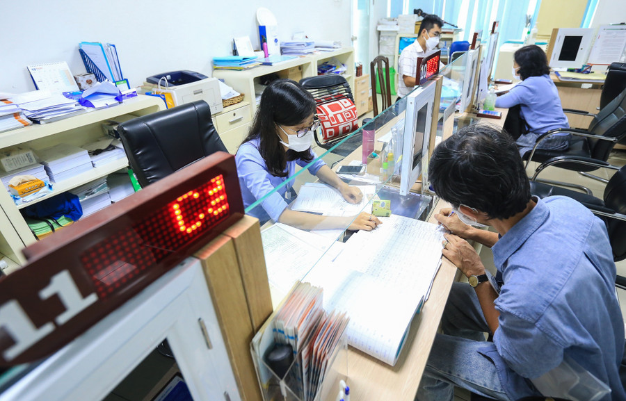 Cán bộ, công chức ở bộ phận tiếp nhận và trả kết quả Q.3 (TP.HCM) giải quyết hồ sơ hành chính của người dân. Ảnh: Nhật Thịnh Cán bộ, công chức ở bộ phận tiếp nhận và trả kết quả Q.3 (TP.HCM) giải quyết hồ sơ hành chính của người dân. Ảnh: Nhật Thịnh