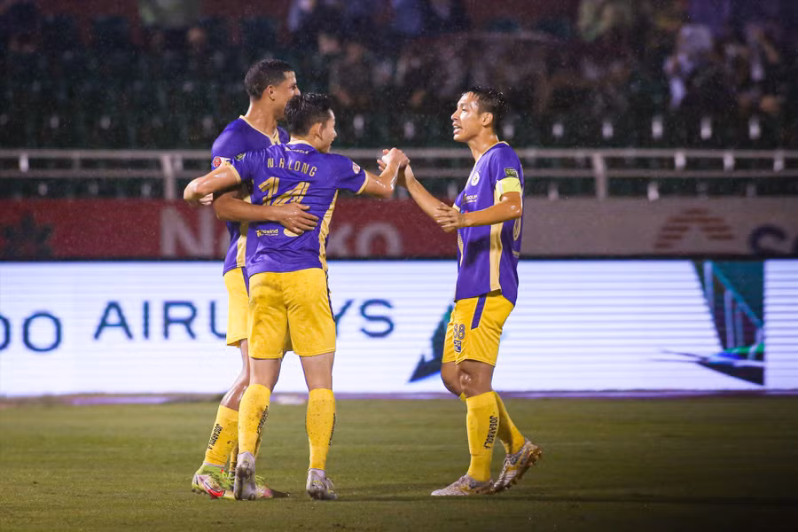 Hà Nội FC ghi bàn liên tục khi đối đầu TPHCM. Ảnh: Thanh Vũ