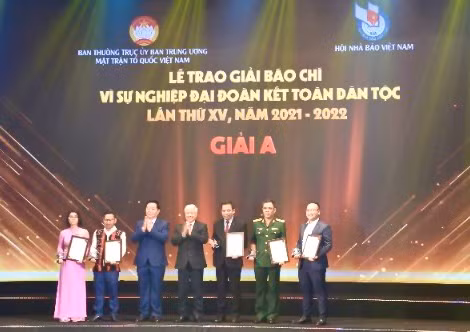 Trao giải A cho các tác giả có tác phẩm đạt Giải báo chí vì sự nghiệp đại đoàn kết dân tộc lần thứ XV-năm 2021-2022