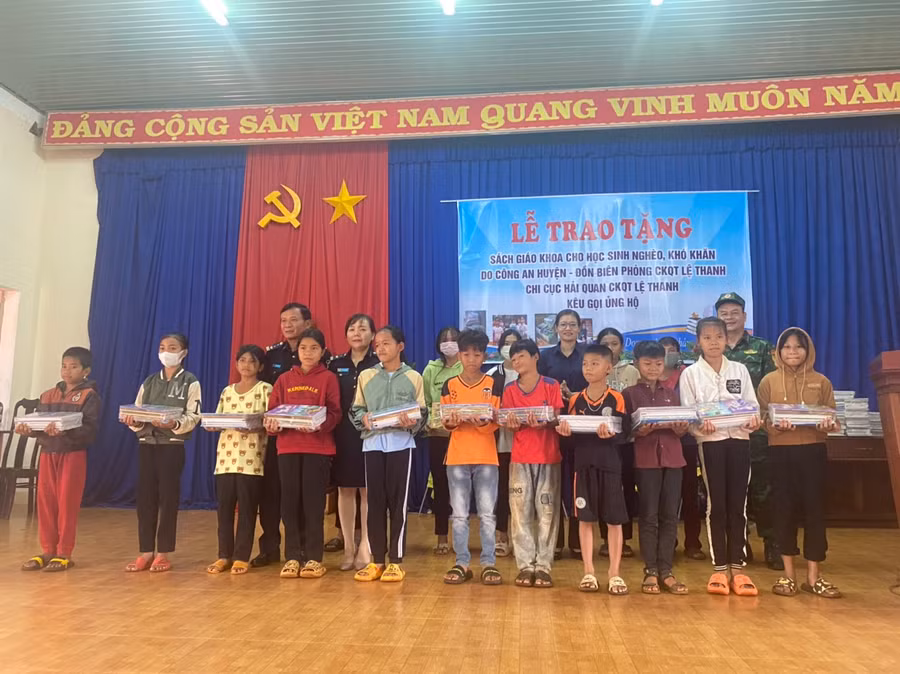 Các đơn vị tặng sách giáo khoa cho học sinh Trường Tiểu học Trần Phú và khối 6, 7 Trường THCS Nguyễn Trãi (xã Ia Dom, huyện Đức Cơ). Ảnh: Khôi Nguyên