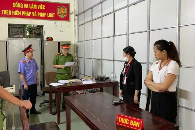 Cơ quan chức năng đọc lệnh khởi tố các bị can. Ảnh: VKSND cung cấp Cơ quan chức năng đọc lệnh khởi tố các bị can. Ảnh: VKSND cung cấp