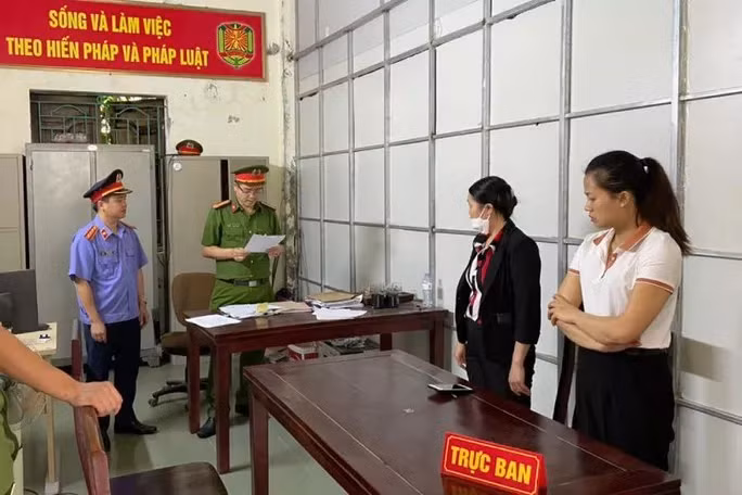 Cơ quan chức năng đọc lệnh khởi tố các bị can. Ảnh: VKSND cung cấp