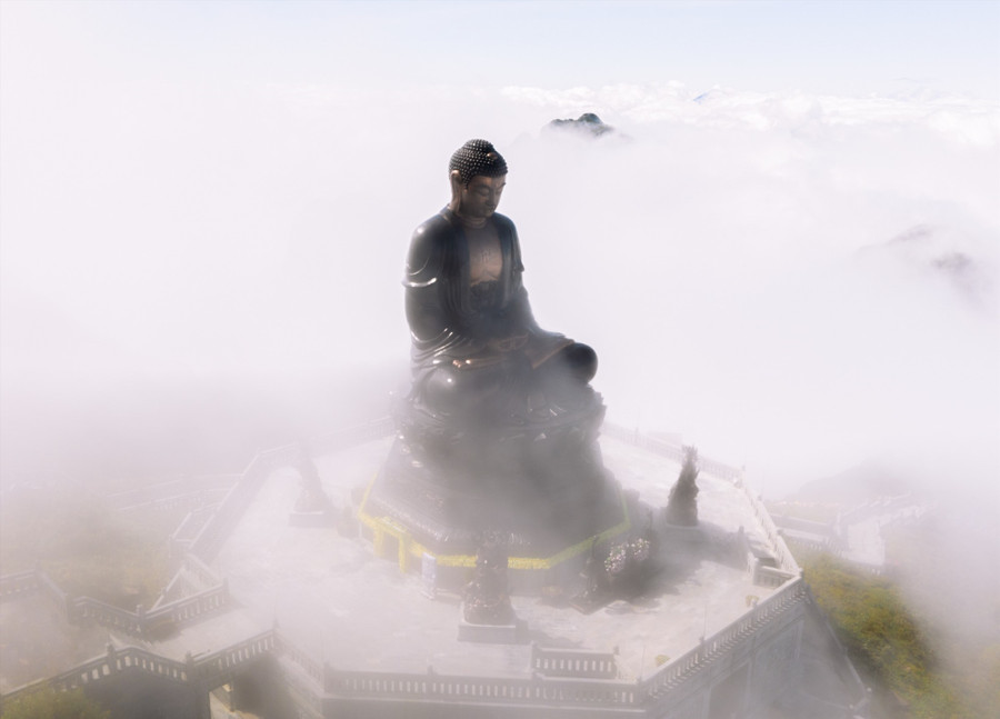 Cũng có những ngày mây phủ quá đỉnh núi, Fansipan lại khoác lên mình vẻ tịch mịch, huyền bí. Đại tượng Phật A Di Đà trang nghiêm cùng những công trình kiến trúc Phật giáo mang dáng chùa Việt cổ ẩn hiện, càng khiến người ngắm nhìn như được lạc bước giữa cõi tiên. Cũng có những ngày mây phủ quá đỉnh núi, Fansipan lại khoác lên mình vẻ tịch mịch, huyền bí. Đại tượng Phật A Di Đà trang nghiêm cùng những công trình kiến trúc Phật giáo mang dáng chùa Việt cổ ẩn hiện, càng khiến người ngắm nhìn như được lạc bước giữa cõi tiên.