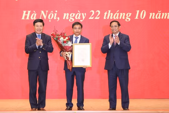 Thủ tướng Phạm Minh Chính trao Quyết định của Chủ tịch nước bổ nhiệm Bộ trưởng Bộ Giao thông vận tải cho ông Nguyễn Văn Thắng. Ảnh: VGP