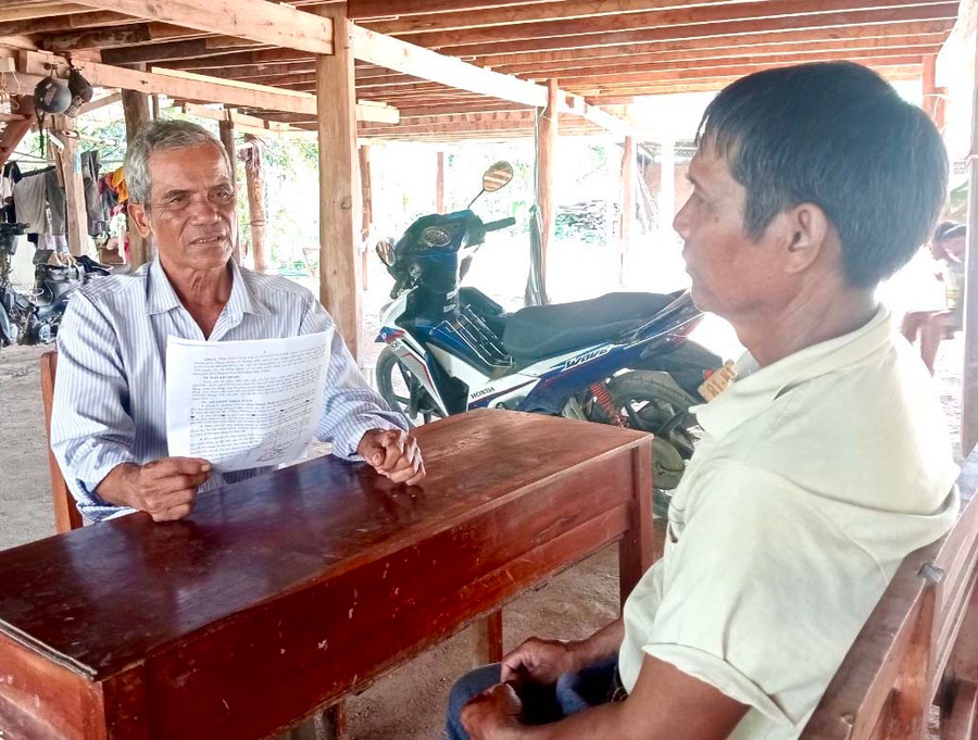 Ông Ksor Nút (bìa trái) đến từng gia đình vận động người dân tiêm vắc xin phòng Covid-19. Ảnh: Nguyễn Chi Ông Ksor Nút (bìa trái) đến từng gia đình vận động người dân tiêm vắc xin phòng Covid-19. Ảnh: Nguyễn Chi