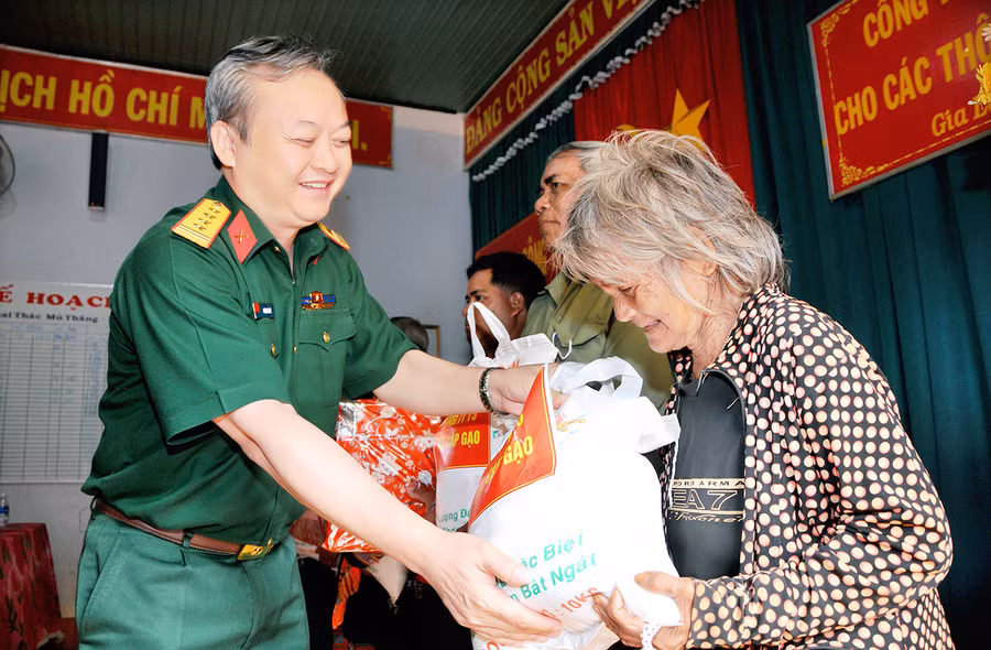 Đại tá Hoàng Văn Sỹ-Tư lệnh Binh đoàn 15 tặng quà cho các hộ có hoàn cảnh khó khăn. Ảnh: Vĩnh Hoàng Đại tá Hoàng Văn Sỹ-Tư lệnh Binh đoàn 15 tặng quà cho các hộ có hoàn cảnh khó khăn. Ảnh: Vĩnh Hoàng