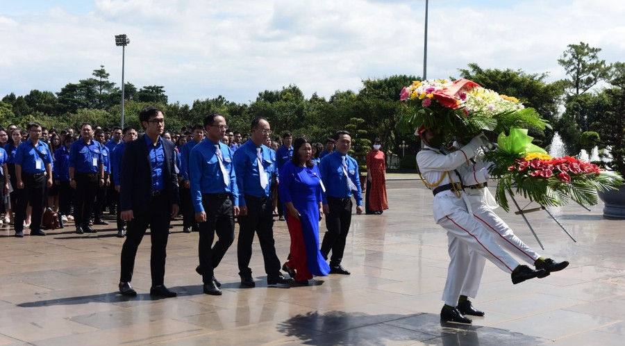 Các đại biểu dâng hoa trước Tượng đài Bác Hồ với các dân tộc Tây Nguyên. Ảnh: Đức Thụy Các đại biểu dâng hoa trước Tượng đài Bác Hồ với các dân tộc Tây Nguyên. Ảnh: Đức Thụy