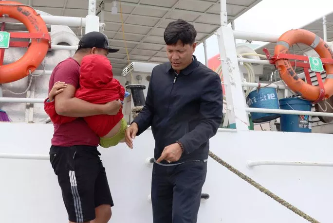 Một trường hợp bị sốt xuất huyết phải chuyển lên tàu cao tốc vào đất liền cấp cứu