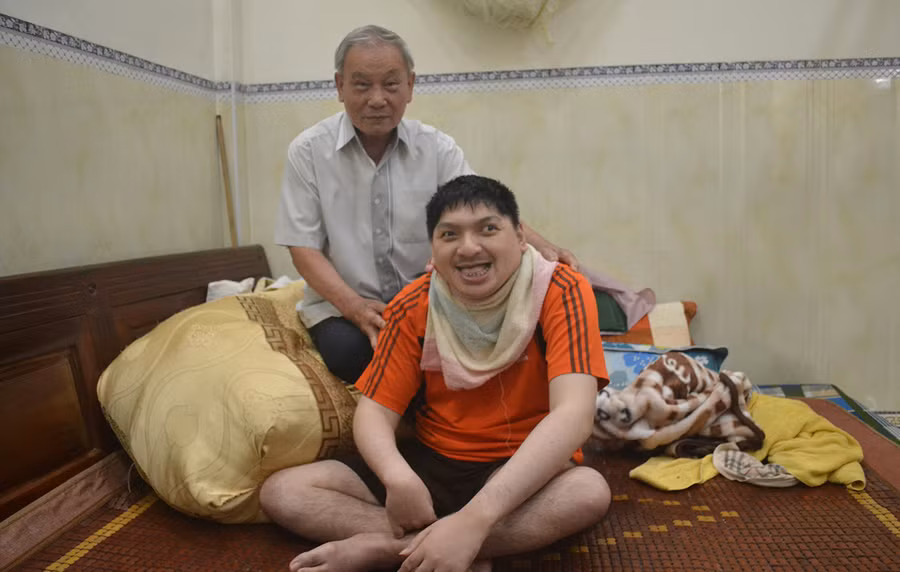  Ông Dương Đình Công và con trai Dương Đình Quyết. Ảnh: Hoàng Cư