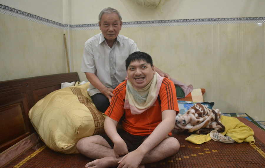  Ông Dương Đình Công và con trai Dương Đình Quyết. Ảnh: Hoàng Cư