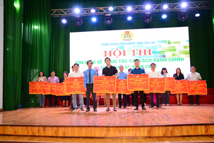 Ban tổ chức trao giải toàn đoàn cho các đội thi. Ảnh: Lam Nguyên