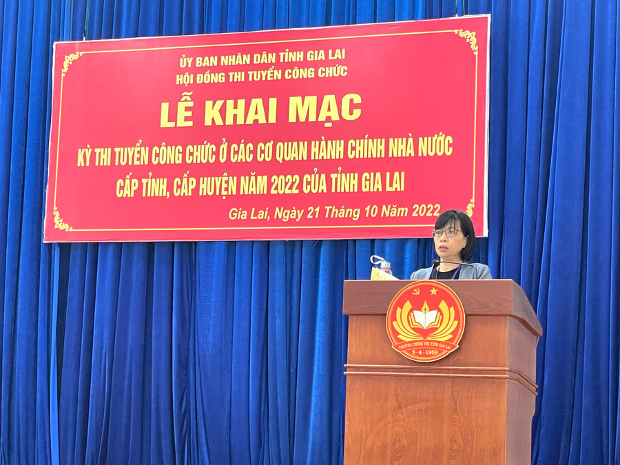 Phó Chủ tịch UBND tỉnh Nguyễn Thị Thanh Lịch phát biểu khai mạc kỳ thi. Ảnh Lam Nguyên