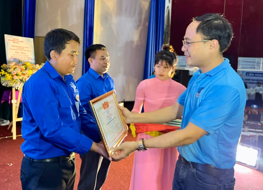 Anh Đỗ Đức Thanh (bìa phải)-Phó Bí thư Tỉnh Đoàn, Phó Chủ tịch Hội LHTN Việt Nam tỉnh tặng bằng khen cho thanh niên dân tộc thiểu số, thanh niên tín đồ tôn giáo tiêu biểu. Ảnh: Phan Lài