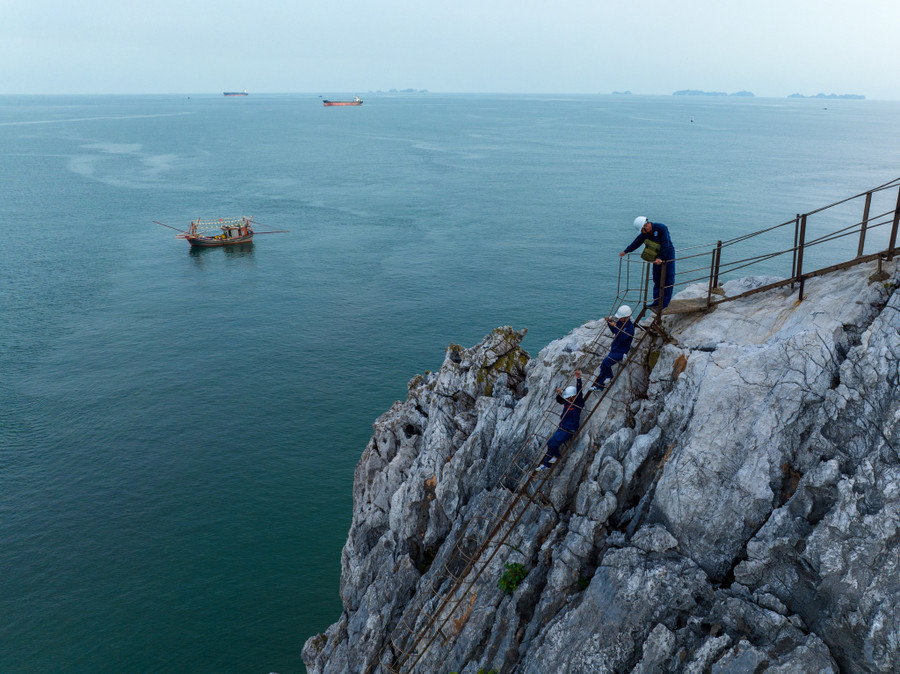Việc lên xuống hải đăng Hòn Bài phải hết sức cẩn trọng. Ảnh: Độc Lập Việc lên xuống hải đăng Hòn Bài phải hết sức cẩn trọng. Ảnh: Độc Lập