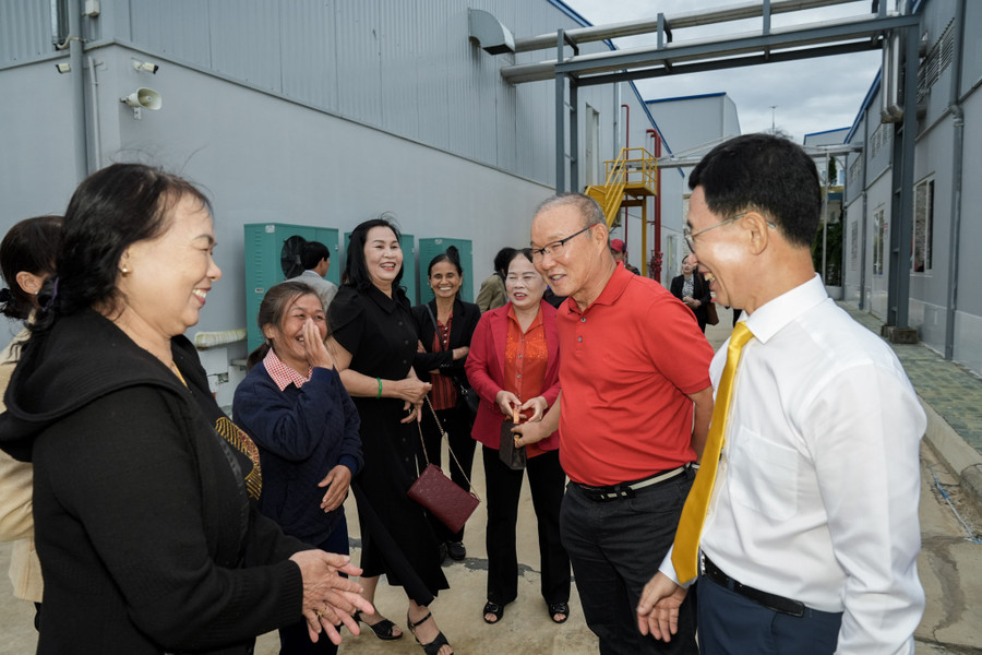 ông Park Hang Seo, Đại sứ thương hiệu độc quyền của VPMilk trò chuyện với nông dân. Ảnh: VL