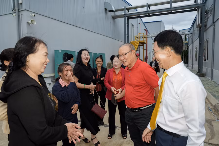 ông Park Hang Seo, Đại sứ thương hiệu độc quyền của VPMilk trò chuyện với nông dân. Ảnh: VL