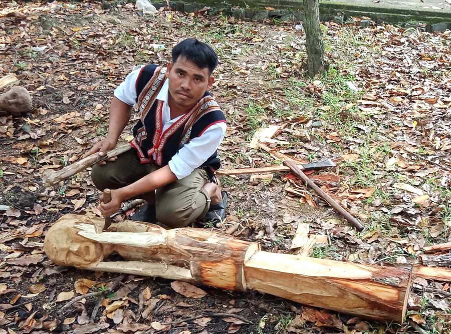  Ông Đinh Tuông (làng Nhang Lớn, xã Đak Kơ Ning) thổi hồn cho tác phẩm “Người ôm mặt khóc”. Ảnh: Ngọc Minh