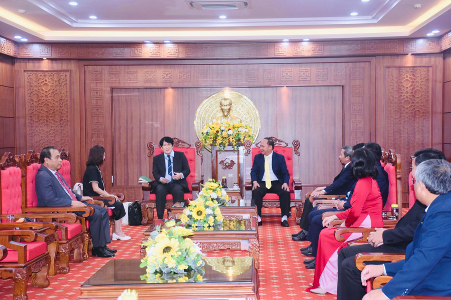 Phó Bí thư Tỉnh ủy, Trưởng ban Nội chính Tỉnh ủy Rah Lan Chung tiếp xã giao Tổng Lãnh sự Nhật Bản tại Đà Nẵng Yakabe Yoshinori (thứ 3 từ trái sang). Ảnh: Trần Dung Phó Bí thư Tỉnh ủy, Trưởng ban Nội chính Tỉnh ủy Rah Lan Chung đã tiếp xã giao Tổng Lãnh sự quán Nhật Bản tại Đà Nẵng. Ảnh Trần Dung