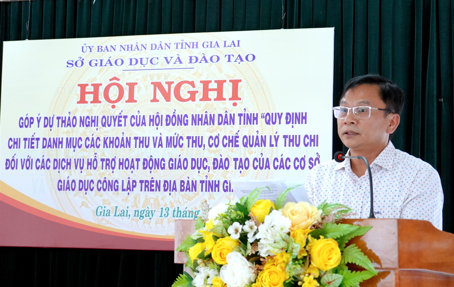 Ông Nguyễn Văn Long-Phó Giám đốc Sở GD-ĐT phát biểu tại hội nghị. Ảnh: Mộc Trà