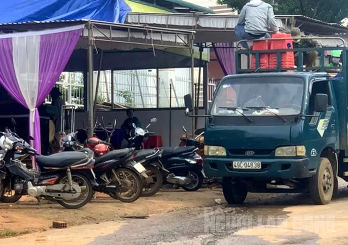 Hàng xóm và người nhà chuẩn tổ chức đám tang trong vụ án mạng nghiêm trọng.