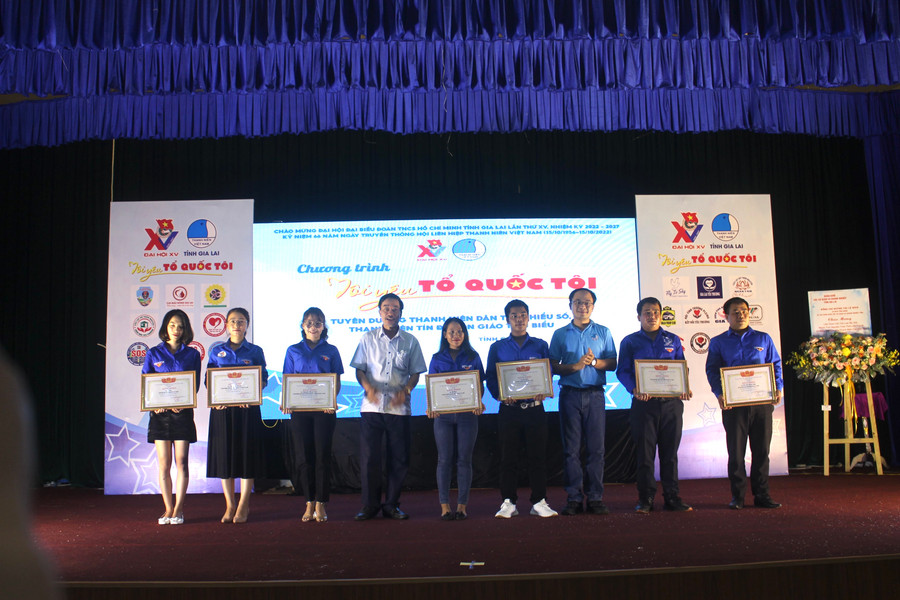 Ủy ban Hội LHTN Việt Nam tỉnh tặng bằng khen cho các thanh niên dân tộc thiểu số, thanh niên tín đồ tôn giáo tiêu biểu. Ảnh: Phan Lài