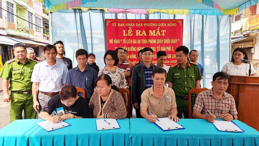  Đại diện các hộ gia đình ký cam kết thực hiện 