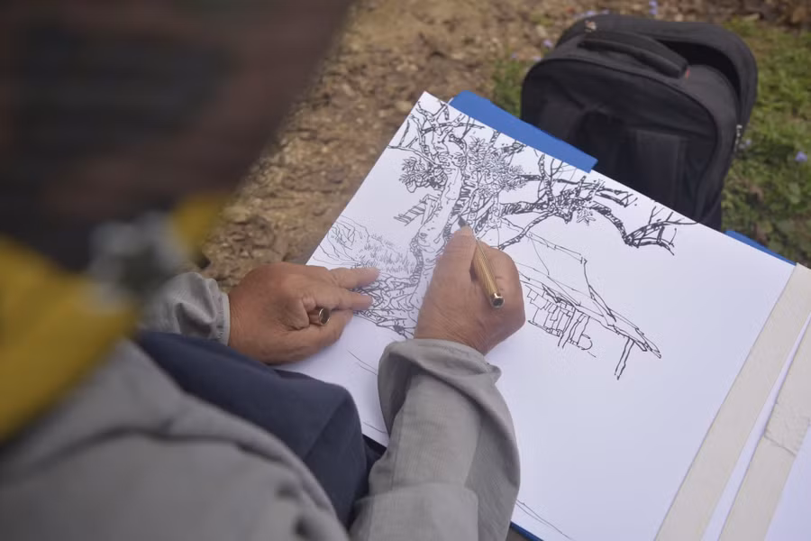 Gốc trà cổ thụ già nua bên nếp nhà người Dao đỏ qua nét ký họa của họa sư Trương Lộ