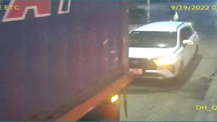 Xe con BKS 74A- 200.54 bám đuôi xe container. Ảnh nguồn Báo Giao Thông Xe con BKS 74A- 200.54 bám đuôi xe container. Ảnh nguồn Báo Giao Thông