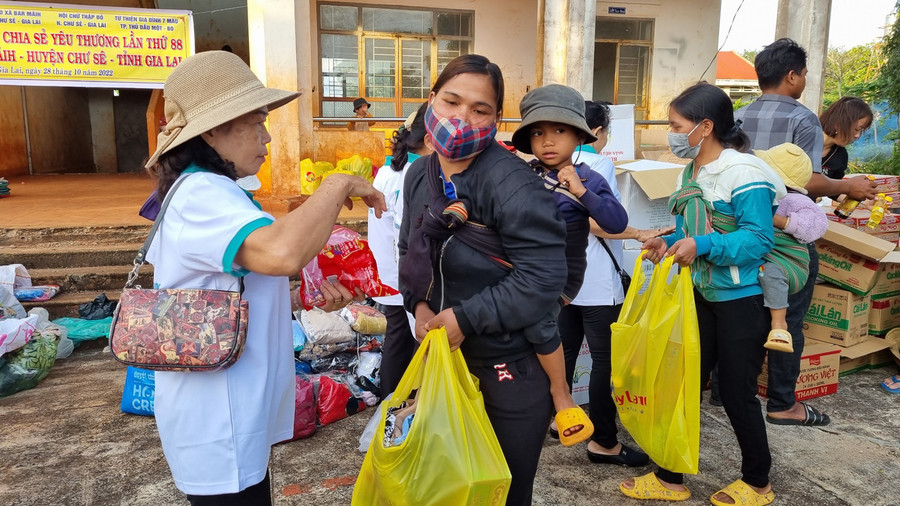 Những phần quà làm ấm lòng người nghèo vùng sâu, vùng xa. Ảnh: Hà Phương