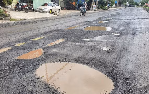 Một đoạn QL1A qua Phú Yên bị “thủng” lỗ chỗ sau mưa vào giữa tháng 10-2022.