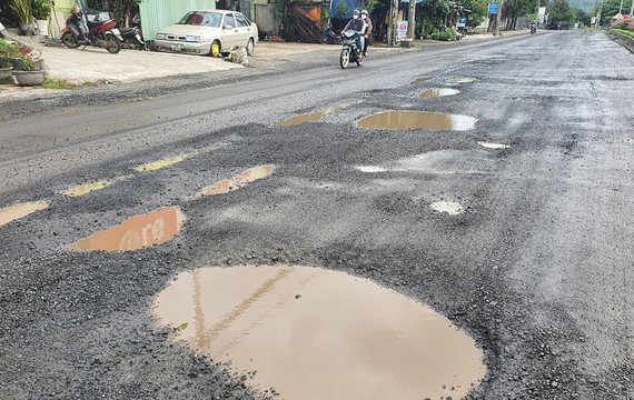 Một đoạn QL1A qua Phú Yên bị “thủng” lỗ chỗ sau mưa vào giữa tháng 10-2022.