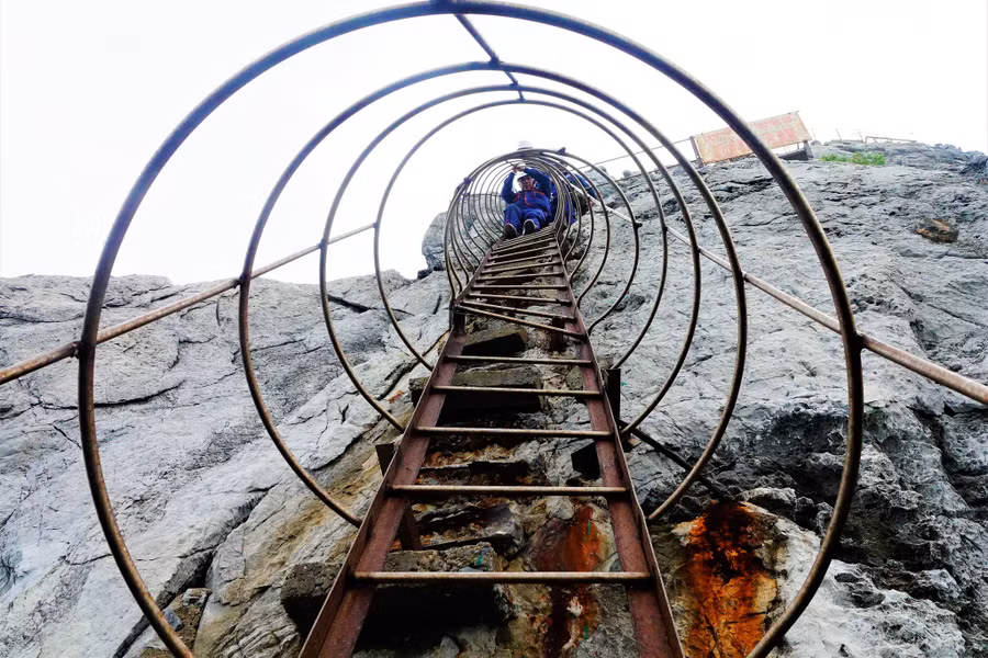 Thang vòm dựng trên vách đá để lên hải đăng Hòn Bài. Ảnh: Mai Thanh Hải 