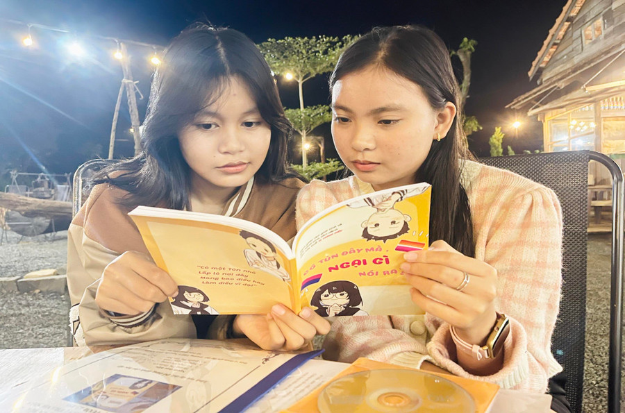 Tài liệu quý về giáo dục giới tính trong nhà trường (GLO)- Vừa qua, nhóm học sinh Trường THPT Nguyễn Bỉnh Khiêm (huyện Chư Sê) cùng nhau thực hiện dự án “Truyện giáo dục giới tính và sức khỏe sinh sản dành cho vị thành niên (độ tuổi 13-18)”. Với hình thức ngắn gọn, dễ hiểu và có ý nghĩa thiết thực, dự án đã đạt giải nhất Cuộc thi sáng tạo thanh-thiếu niên, nhi đồng toàn tỉnh lần thứ 10-2022 và là 1 trong 3 dự án được Ban tổ chức lựa chọn để gửi tham dự cuộc thi toàn quốc. Em Nguyễn Thị Yến Nhi-Trưởng nhóm-chia sẻ: Nhóm có 4 người gồm Nhi và 3 bạn: Nguyễn Ngọc Hạnh, Hoàng Thị Thiên Cơ, Võ Diệu Hà Giang. Các em đang học lớp 12A12. Năm lớp 11, các em đã cùng nhau tìm kiếm thông tin trên mạng về giáo dục giới tính và sức khỏe sinh sản dành cho trẻ vị thành niên. Tuy nhiên, qua một thời gian tìm hiểu, các em nhận thấy những kiến thức đăng tải trên mạng khá nhiều và dài, gây cảm giác nhàm chán cho người đọc. Từ đó, nhóm quyết định tạo ra một quyển sách cung cấp kiến thức về giáo dục giới tính và sức khỏe sinh sản cho các bạn cùng trang lứa. Sản phẩm chính là bộ truyện mang tên “Có Tủn đây mà-ngại gì nói ra” gồm 6 chương với 26 tập truyện ngắn. Ngoài ra, nhóm còn lập Fanpage “Lớn cùng Tủn” và kênh Spotify nhằm mục đích truyền thông bộ truyện và những tâm sự của các bạn được thu thập từ confession. “Chúng em đã tiến hành khảo sát nhóm đối tượng là các bạn học sinh THCS, THPT trên địa bàn huyện. Kết quả thống kê cho thấy, đa số các bạn đã biết một số kiến thức nhưng chưa đủ. Bên cạnh đó, vẫn còn những bạn không biết hoặc có suy nghĩ lệch lạc trong các vấn đề về giới tính. Trên cơ sở đó, chúng em đã lên kế hoạch những nội dung cần có cho sách, từ sáng tác nội dung truyện đến thiết kế tranh, ảnh. Sau đó thì chia nhiệm vụ cho các thành viên trong nhóm. Khi căn bản hoàn thành cuốn truyện, nhóm lập Fanpage, trang confession trên Facebook và tạo podcast trên Spotify để thu nhận những câu chuyện các bạn gửi về từ confession, giới thiệu sách và truyền tải thông điệp”-Nhi chia sẻ. Là người chịu trách nhiệm lập và xây dựng Fanpage, trang confession trên Facebook và tạo tài khoản podcast trên Spotify, em Hoàng Thị Thiên Cơ cho hay: “Từ nội dung trong sách, em lên lịch cụ thể ngày đăng, tập đăng và sửa nội dung từng tập, lên kịch bản, tiến hành thu podcast và chỉnh sửa video để đăng lên Spotify và Facebook. Thông qua dự án này, chúng em mong muốn cung cấp thêm kiến thức và kỹ năng cần thiết về giáo dục giới tính cho các bạn trẻ. Bên cạnh đó, chúng em cũng mong các bậc phụ huynh có một cái nhìn cởi mở hơn về vấn đề giáo dục giới tính cho trẻ vị thành niên”. Sau khi tiếp cận “Có Tủn đây mà-ngại gì nói ra”, em Bùi Thị Thương (lớp 12A12) tâm sự: “Trước đây, em rất ngại khi đề cập tới những chuyện liên quan đến giới tính. Còn rất nhiều thông tin em chưa dám tìm hiểu và trang bị đủ kiến thức cho mình. Nhưng khi đọc bộ truyện, em thấy sách như một quyển nhật ký khiến người đọc cảm thấy gần gũi với nhân vật trong truyện. Mỗi tập truyện ngắn xoay quanh cuộc sống thường nhật của nhân vật Tủn và có hình ảnh minh họa bắt mắt khiến độc giả không cảm thấy nhàm chán”. Cô Đặng Thị Lan Hương-giáo viên bộ môn Sinh học là người trực tiếp hướng dẫn nhóm. Theo cô Hương, hiện nay, việc giáo dục giới tính và sức khỏe sinh sản là vấn đề rất được xã hội quan tâm. Dự án đã góp phần nâng cao hiểu biết của trẻ vị thành niên (độ tuổi 13-18) về giáo dục giới tính, giúp các em có thêm kiến thức và kỹ năng để tự bảo vệ bản thân. Dự án tận dụng sự phát triển của công nghệ thông tin, các trang mạng xã hội như Facebook hay Spotify để truyền thông; đồng thời, tận dụng môi trường confession để cập nhật kiến thức và lắng nghe những tâm sự, góp ý của giới trẻ. Ngoài đối tượng chính hướng đến là trẻ vị thành niên, dự án cũng giúp phụ huynh hiểu hơn về sự chuyển biến tâm lý để đồng hành cùng con; hỗ trợ tài liệu cho giáo viên trong quá trình dạy các tiết ngoại khóa. Bên cạnh bộ truyện thì Fanpage “Lớn cùng Tủn” của nhóm cũng đã hỗ trợ giải đáp thắc mắc cũng như lắng nghe tâm sự của mọi người. Cùng với đó, kênh Spotify đăng tải một vài câu chuyện có trong sách, xen kẽ với những câu chuyện các bạn đã gửi về từ confession, đưa ra những hướng giải quyết thích hợp. “Khi sản phẩm hoàn thành, nhiều bạn trẻ và phụ huynh đặt mua sách. Dự kiến, chúng em sẽ xuất bản thêm 1 combo 3-4 cuốn nhằm giải thích rõ hơn về các vấn đề giới tính lứa tuổi vị thành niên. Ngoài việc tập trung phát triển Fanpage và kênh Spotify “Lớn cùng Tủn”, nhóm cũng hướng tới các nền tảng khác như TikTok, Instagram, Spiderum, tạo App “Edugen”-một nền tảng mạng xã hội chuyên về các chủ đề giáo dục giới tính, an toàn tình dục và sức khỏe sinh sản”-Nhi cho biết thêm. MAI KA Em Nguyễn Thị Yến Nhi (bìa phải) trao đổi với bạn về dự án “Truyện giáo dục giới tính và sức khỏe sinh sản dành cho vị thành niên (độ tuổi 13-18)”. Ảnh: Mai Ka