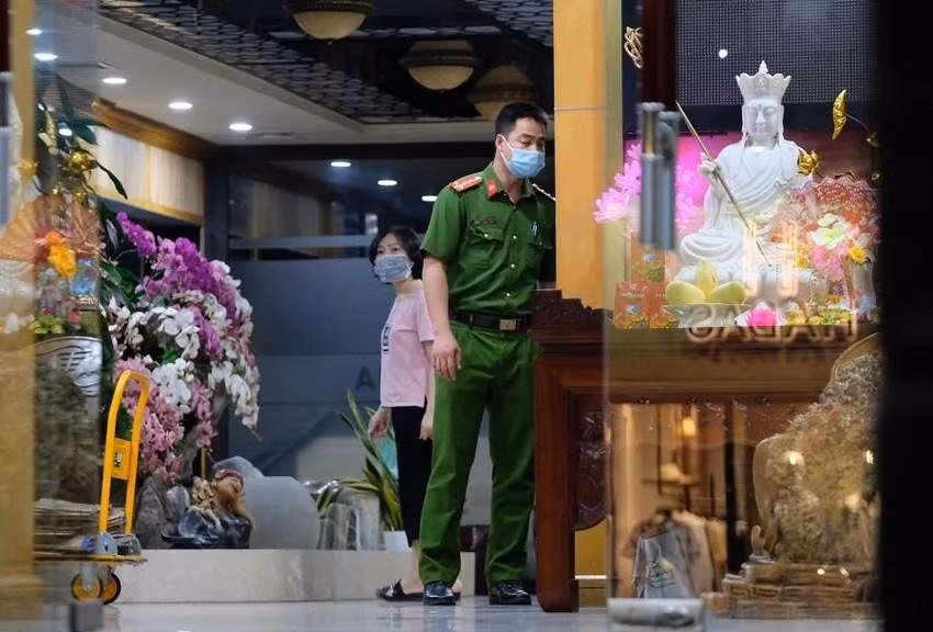 Cán bộ công an thực hiện nhiệm vụ bên trong trụ sở AIC, tại thời điểm thông tin khởi tố vụ án được công bố hồi tháng 4-2022. Ảnh: Uyên Trang Cán bộ công an thực hiện nhiệm vụ bên trong trụ sở AIC, tại thời điểm thông tin khởi tố vụ án được công bố hồi tháng 4-2022. Ảnh: Uyên Trang