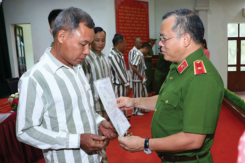 Thiếu tướng Nguyễn Văn Long, Thứ trưởng Bộ Công an trao quyết định đặc xá cho phạm nhân dịp Quốc khánh 2/9/2022.