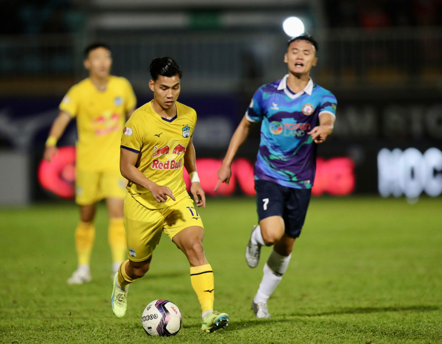 Văn Thanh ghi bàn san bằng tỷ số cho HAGL. Ảnh: Minh Trần