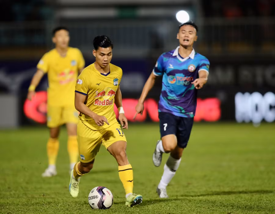 Văn Thanh ghi bàn san bằng tỷ số cho HAGL. Ảnh: Minh Trần