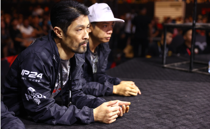 Diễn viên Johnny Trí Nguyễn tại nhà thi đấu