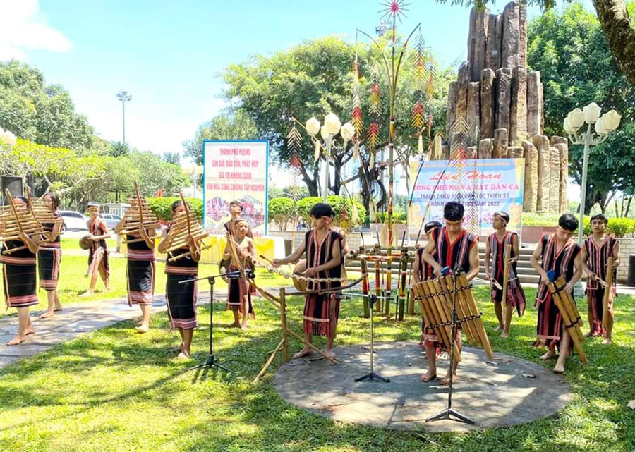 Đội cồng chiêng làng Chuét Ngol (xã Chư Á) biểu diễn tại Liên hoan cồng chiêng và hát dân ca thanh-thiếu niên dân tộc thiểu số TP. Pleiku năm 2022. Ảnh: Đinh Yến  Đội cồng chiêng làng Chuét Ngol (xã Chư Á) biểu diễn tại Liên hoan cồng chiêng và hát dân ca thanh-thiếu niên dân tộc thiểu số TP. Pleiku năm 2022. Ảnh: Đinh Yến