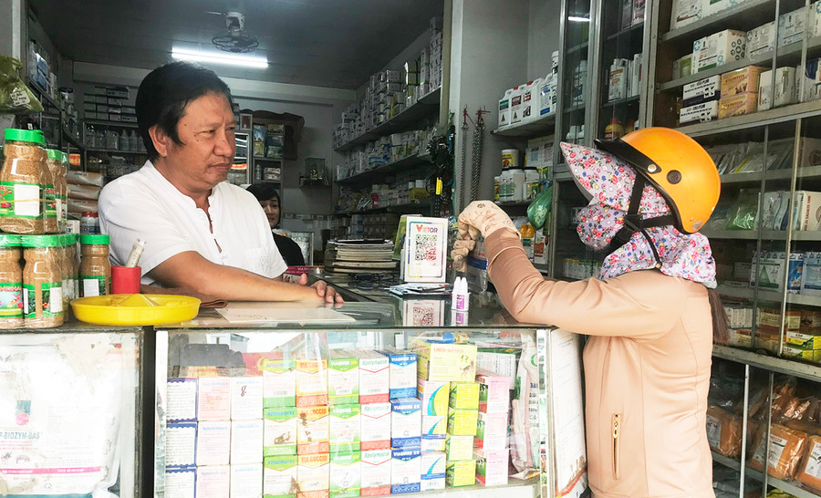  Ông Nguyễn Quý Thành (phường Hoa Lư, TP. Pleiku) tư vấn cho người dân đến mua thuốc thú y. Ảnh: Nguyễn Diệp